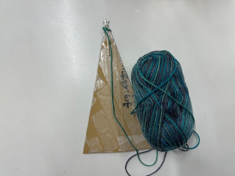 三角のダンボールと毛糸